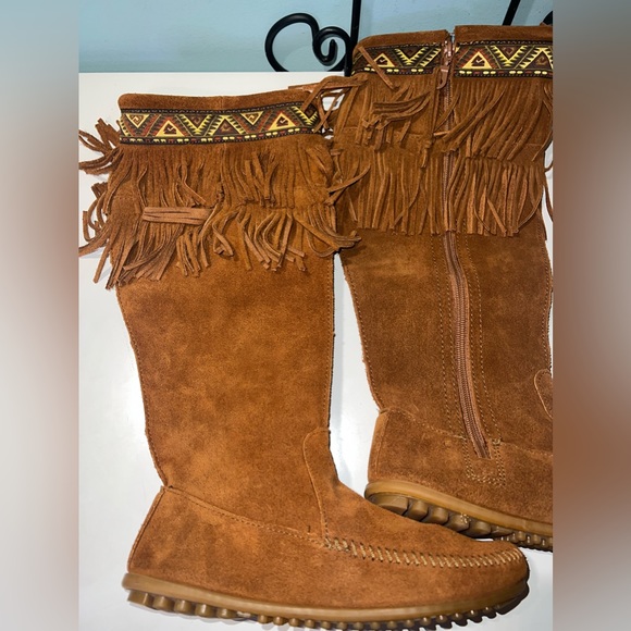 New Minnetonka Suede 2 Layer Fringe Zip Boots w/ Aztec Trim - Picture 2 of 9